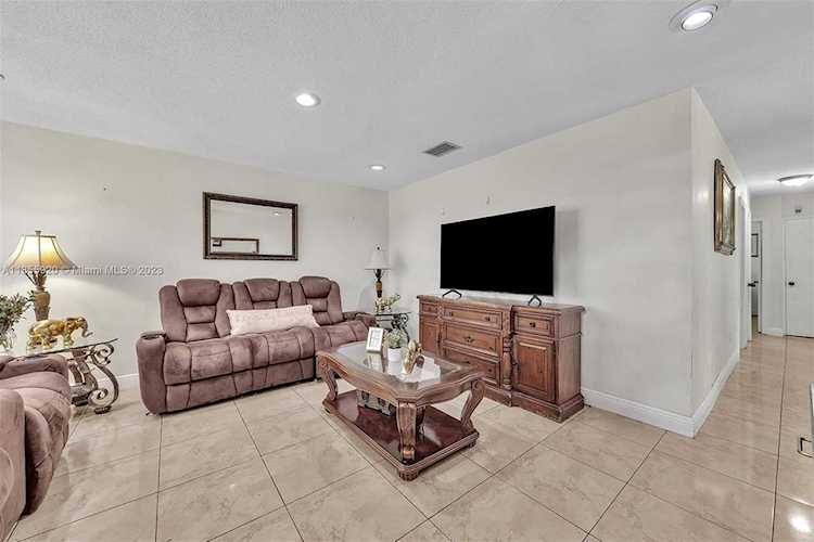 10501 SW 26th Ter Miami, FL 33165