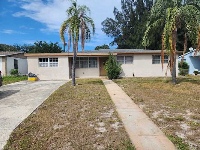 140 W 31st Ct Riviera Beach, FL 33404