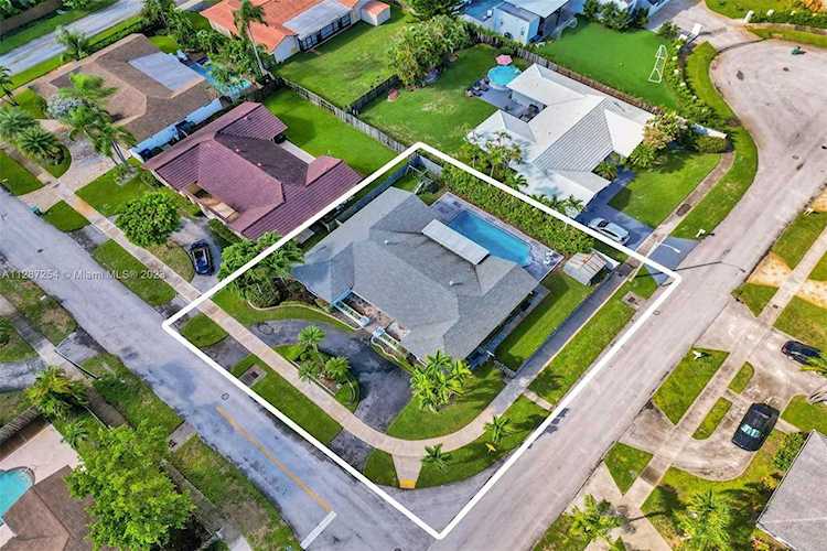 21332 NE 18th Pl Miami, FL 33179