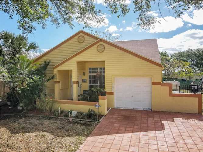 1501 SW 85th Ave Pembroke Pines, FL 33025