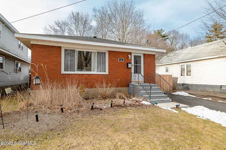 66 Holmes Ct Albany, NY 12209