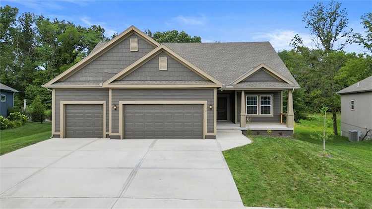 1116 E 14th St Kearney, MO 64060