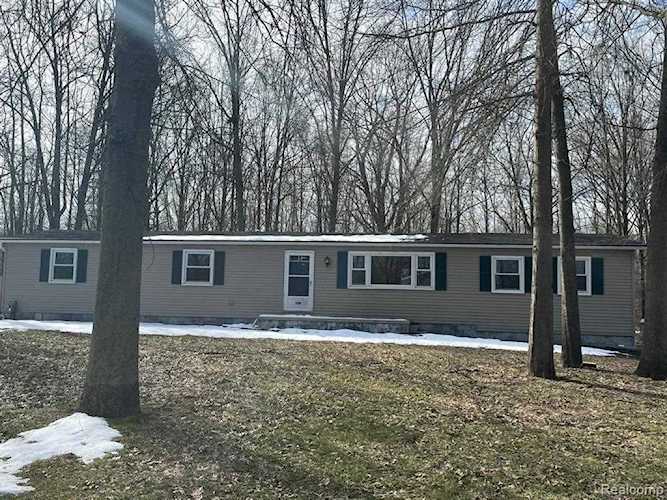 49575 Collyer Ct Sumpter Twp, MI 48111