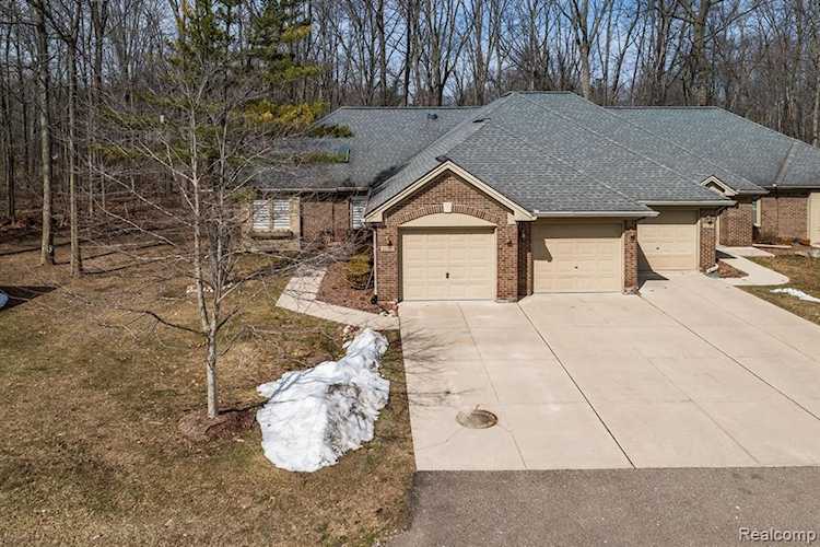 21351 Boxwood Ct #34 Farmington Hills, MI 48336 | MLS 20230017771 Photo 1