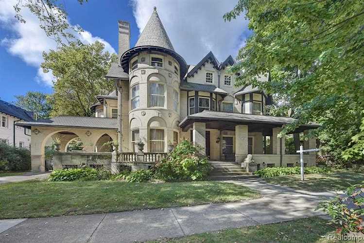 1089 Iroquois Detroit, MI 48214