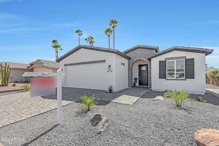 2734 N Trevino Place Mesa, AZ 85215
