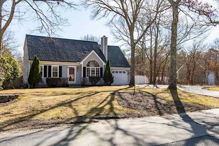 19 Carleton Drive Mashpee, MA 02649