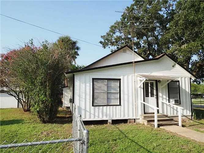 1400 E Fannin ST Luling, TX 78648