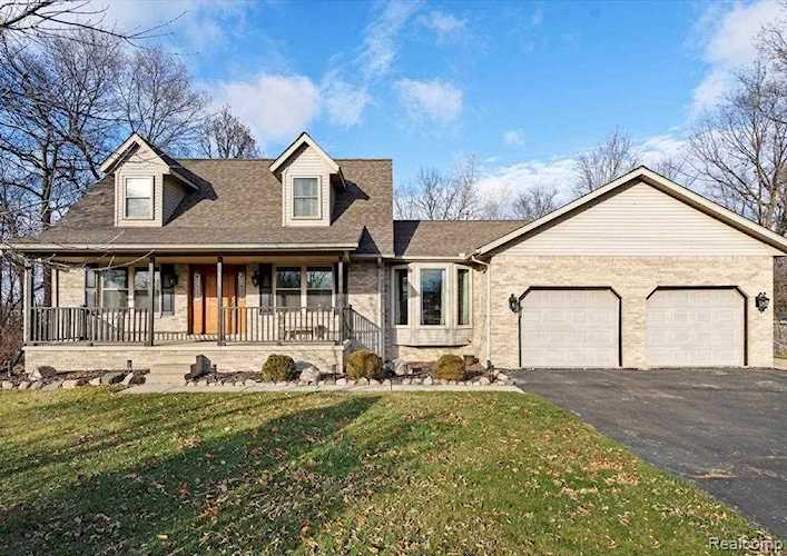 105 E Silverbell Rd Orion Twp, MI 48360 | MLS 20230020098 Photo 1