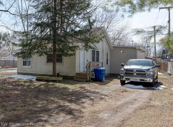 4879 Fenmore Ave Waterford Twp, MI 48328