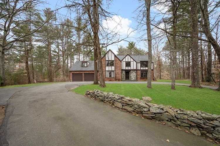 6 Running Stream Rd Rehoboth, MA 02769