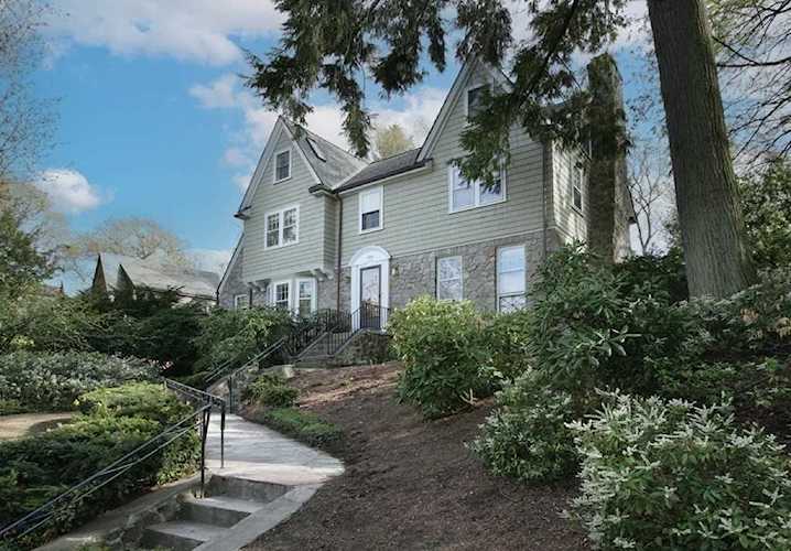 384 Newton St Brookline, MA 02467