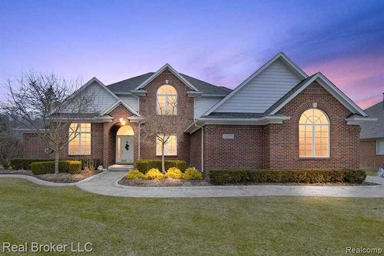 14277 Barton Dr Washington Twp, MI 48094