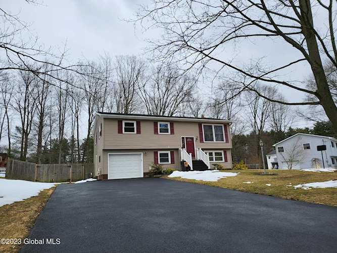 39 Merrall Dr Dr Clifton Park, NY 12065