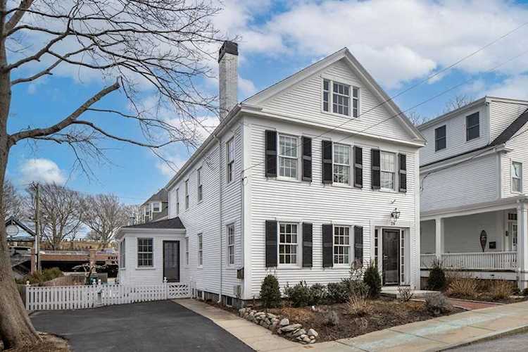 28 Russell St Plymouth, MA 02360 | MLS 73089172 Photo 1