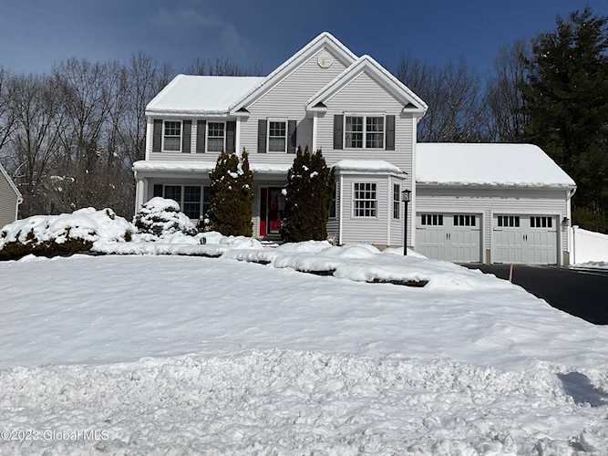 16 Shinnecock Hills Dr Colonie, NY 12205