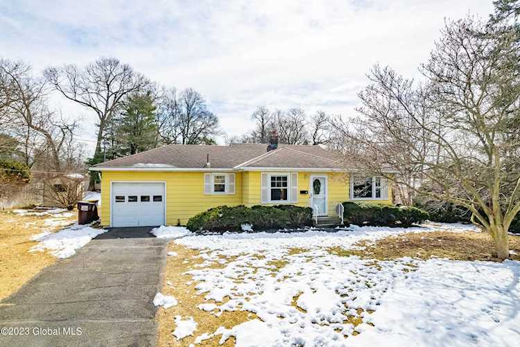 3 Emerick Ln Loudonville, NY 12211
