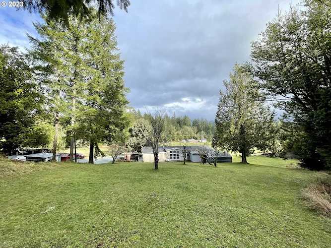 13901 Sitkum LN Myrtle Point, OR 97458