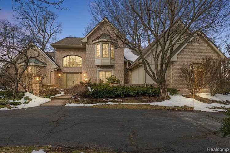 2878 Meadowood Bloomfield Hills, MI 48302