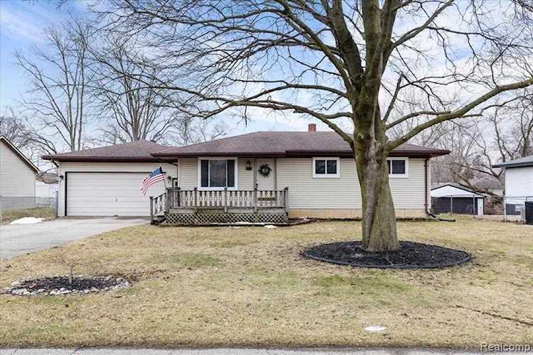 6419 Saline Waterford, MI 48329