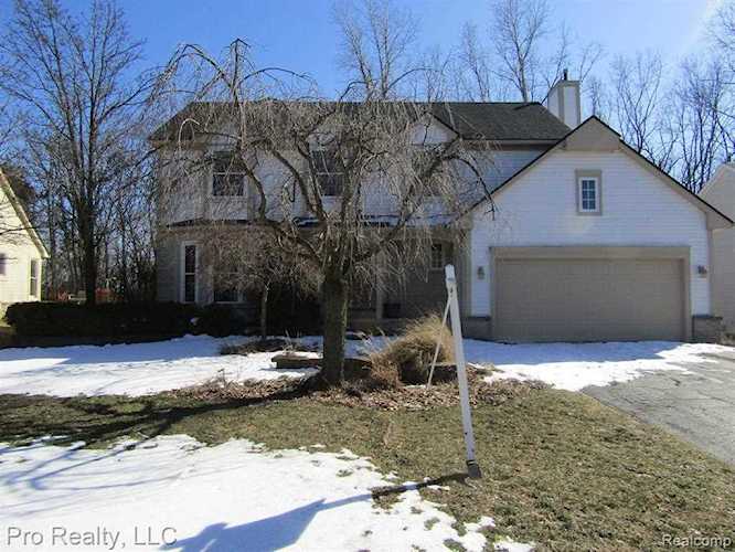 4510 S Commerce Woods Dr Commerce Twp, MI 48382 home for sale, MLS#20230020548 | Dwellings Michigan Real Estate Photo 1