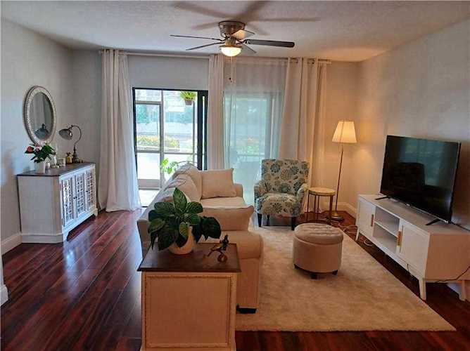 128 S Cypress Rd #813 Pompano Beach, FL 33060