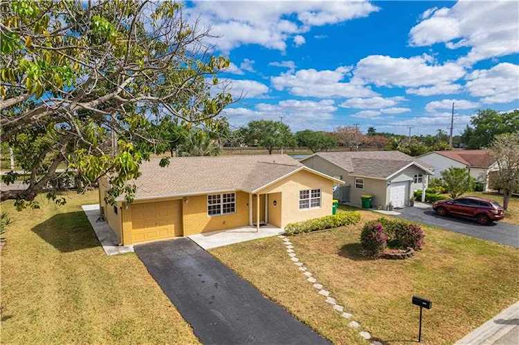 9211 NW 83rd St Tamarac, FL 33321