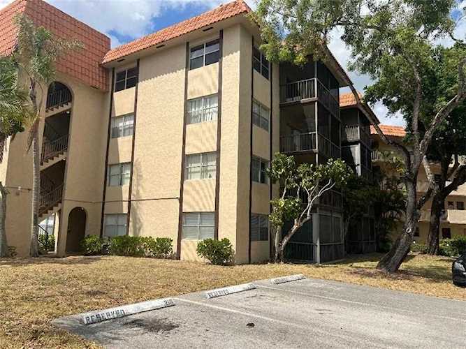 6101 N N Falls Circle Drive #206 in Lauderhill, FL Photo 1