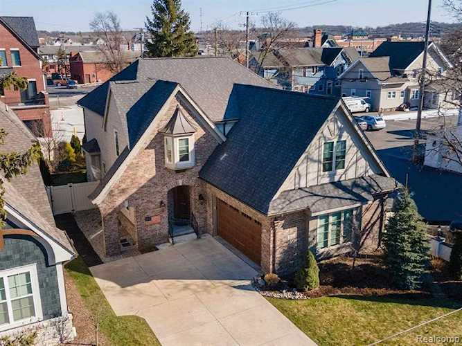 522 Oak Rochester, MI 48307