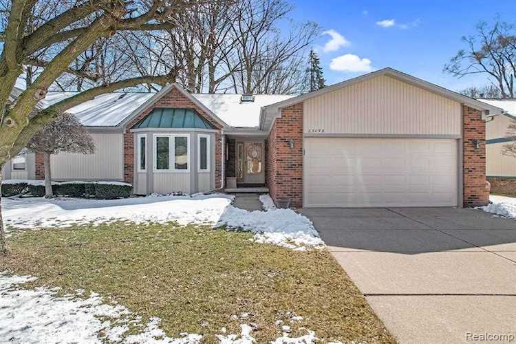 23098 Pinetree Macomb, MI 48042