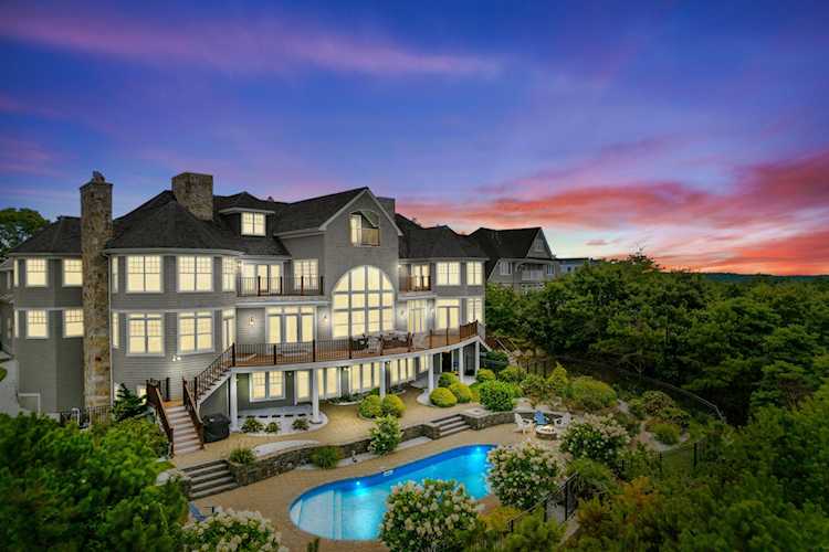 102 Highwood Lane East Falmouth, MA 02536