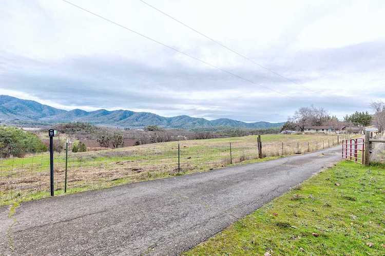 284 Crossway Dr Central Point, OR 97502