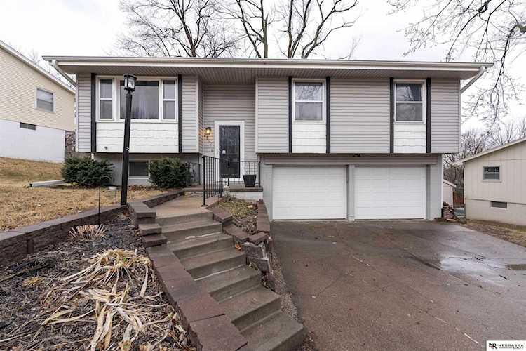 2817 Janan Dr Bellevue, NE 68005