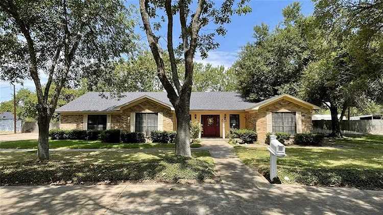 411 S Galveston Street Bremond, TX 76629