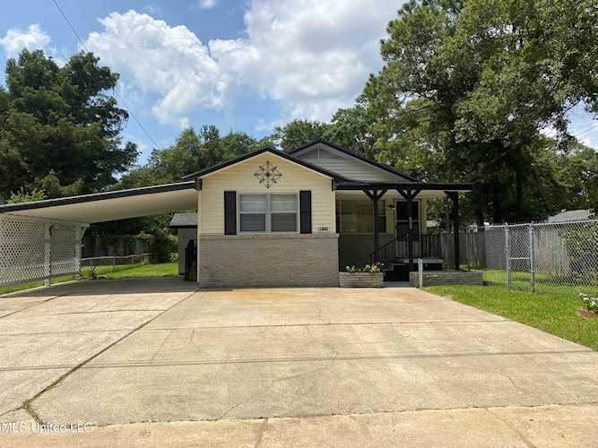 2305 9th St Pascagoula, MS 39567