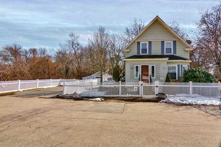 77 Newport St Methuen, MA 01844
