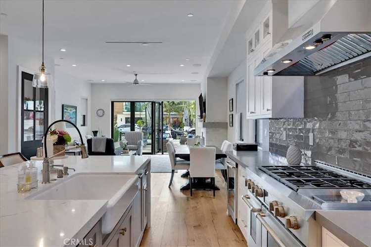 1004 Huntington St Huntington Beach, CA 92648