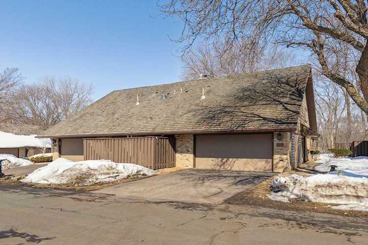 17860 Tioga Trail Minnetonka, MN 55391 | MLS 6345039 Photo 1