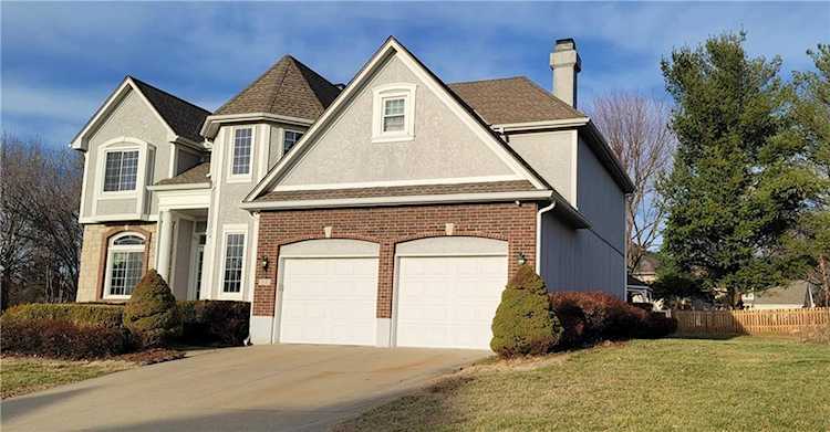 205 SE Windsboro Ct Lee's Summit, MO 64063