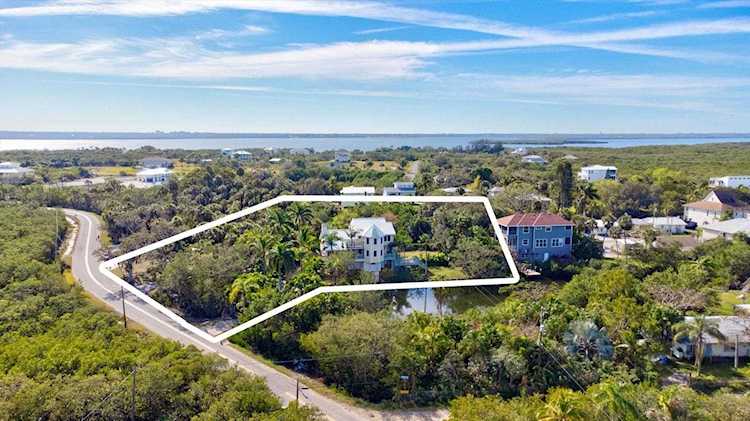 1015 Bayshore Dr Terra Ceia, FL 34250