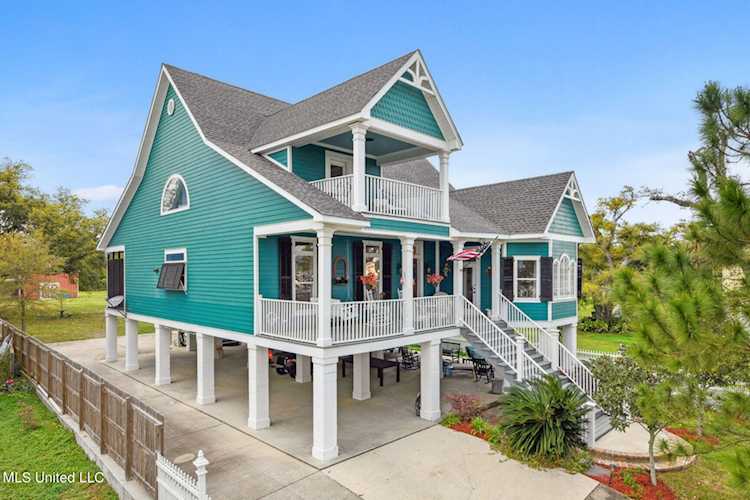 221 N Beach Blvd Waveland, MS 39576