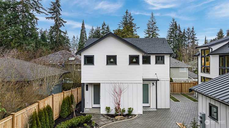 980337535 126th Ave NE560 - Kirkland/BridleKirklandIdeal location and luxurious features, it's sure to make a great home. The custom cabinets and...King2045115WAhome for saleRose Hill Photo 1