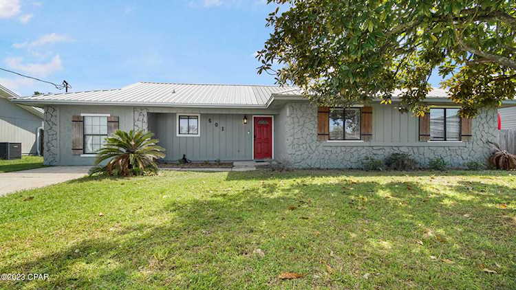 601 E Pine Forest Dr Lynn Haven FL 32444 739168 Pine Forest Est Ph 1 home for sale ATTRACTIVE LYNN HAVEN HOME IN A SIDEWALK COMMUNITY! The interior features 4 bedrooms (OR 3 bedrooms... Photo 1