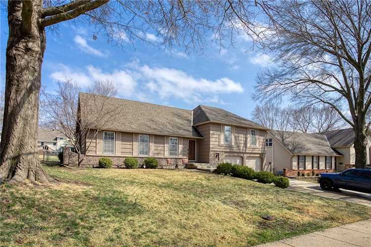 9743 Larsen St Overland Park, KS 66214 | MLS 2426173 Photo 1