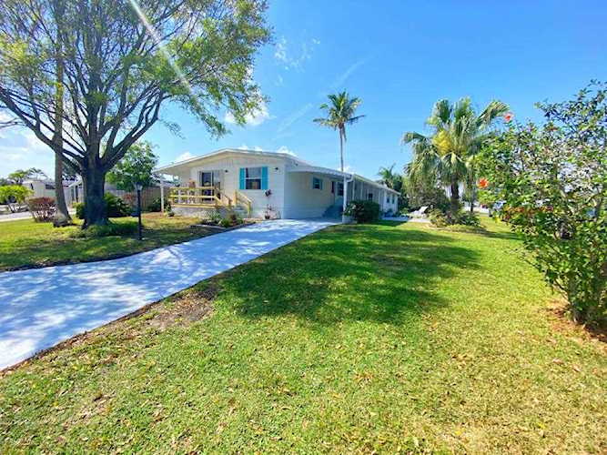 7956 SE Wren Avenue Hobe Sound, FL 33455
