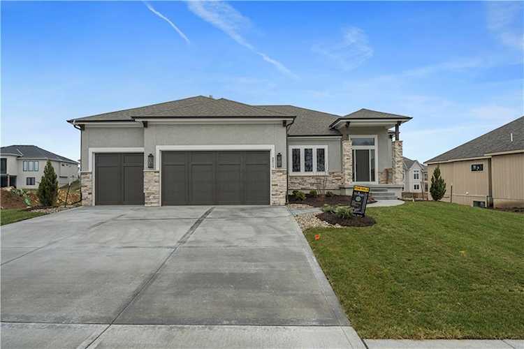 2217 NW Killarney Ln Lee's Summit, MO 64081