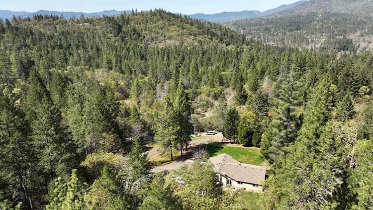 490 Surrey Dr Merlin, OR 97532
