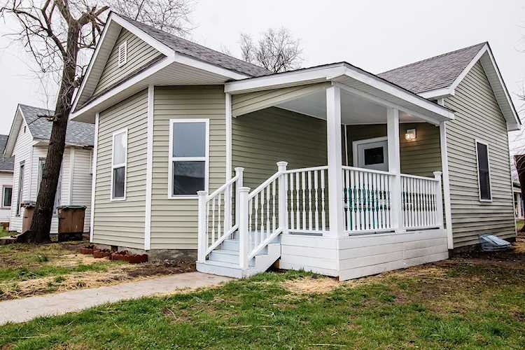 1445 Chestnut St Columbus, IN 47201 | MLS 21912004 Photo 1
