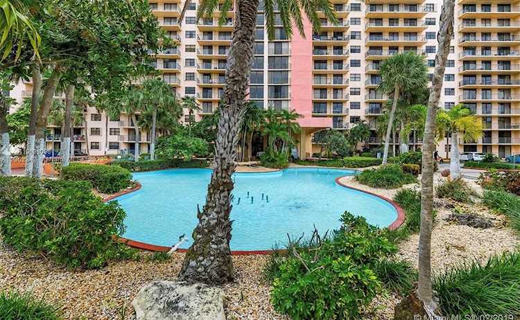 210 174th St #305 Sunny Isles Beach, FL 33160