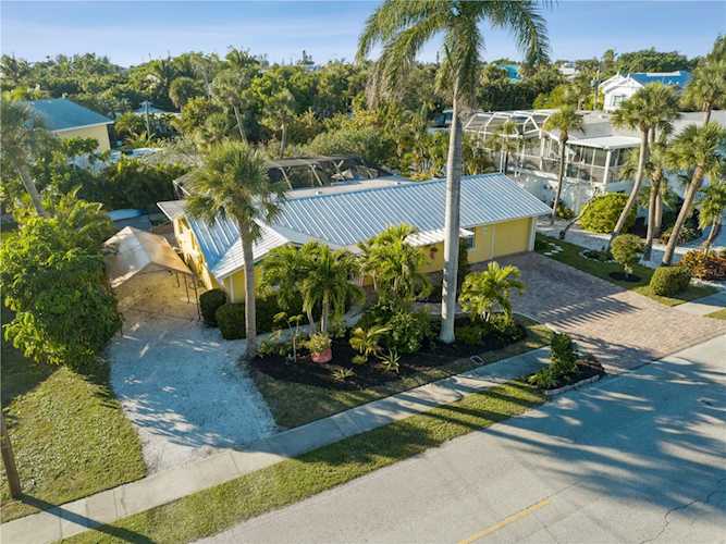 216 85th St Holmes Beach, FL 34217